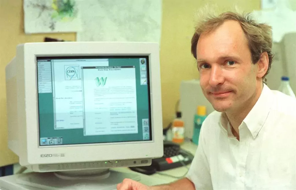 Foto de Tim Berners-Lee, criador do primeiro site da história e seu computador pessoal