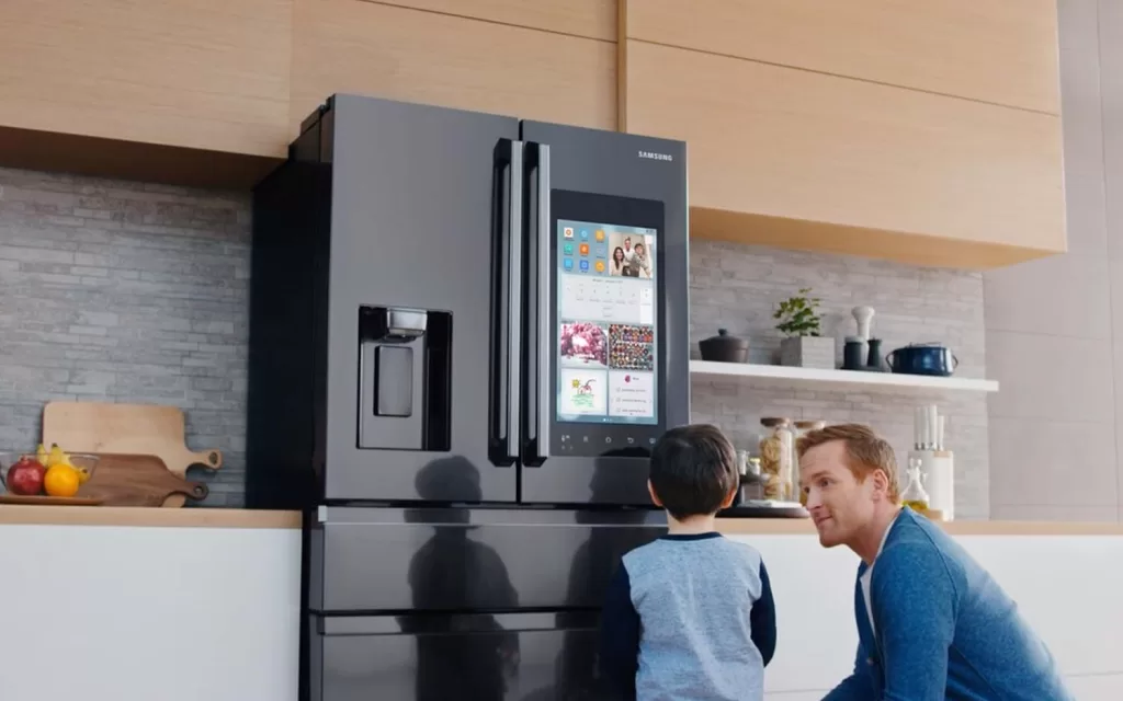 Foto de uma geladeira recente da marca Samsung que se conecta a internet e ajuda nas idas ao supermercado