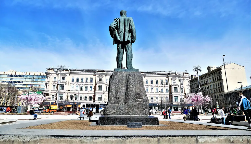 - A expressão artística do ⁤maximalismo: ‍como utilizar‌ elementos exagerados na moda e na arte