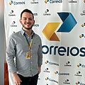 Prototipagem de wireframe para UI e UX com ferramentas digitais, caderno de anotações e tablet gráfico sobre mesa de trabalho de designer.
