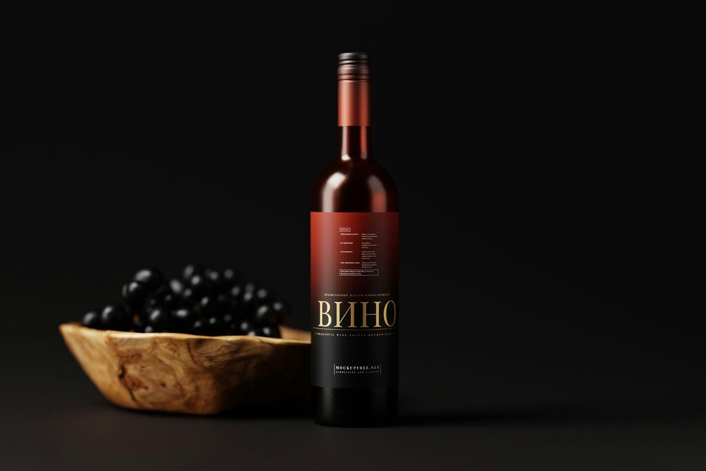 Close-up diagonal frontal de um designer franzindo a testa diante de anotações com correções em vermelho sobre rascunhos de logo, ferramentas de trabalho espalhadas na mesa de mármore, iluminação natural suave.