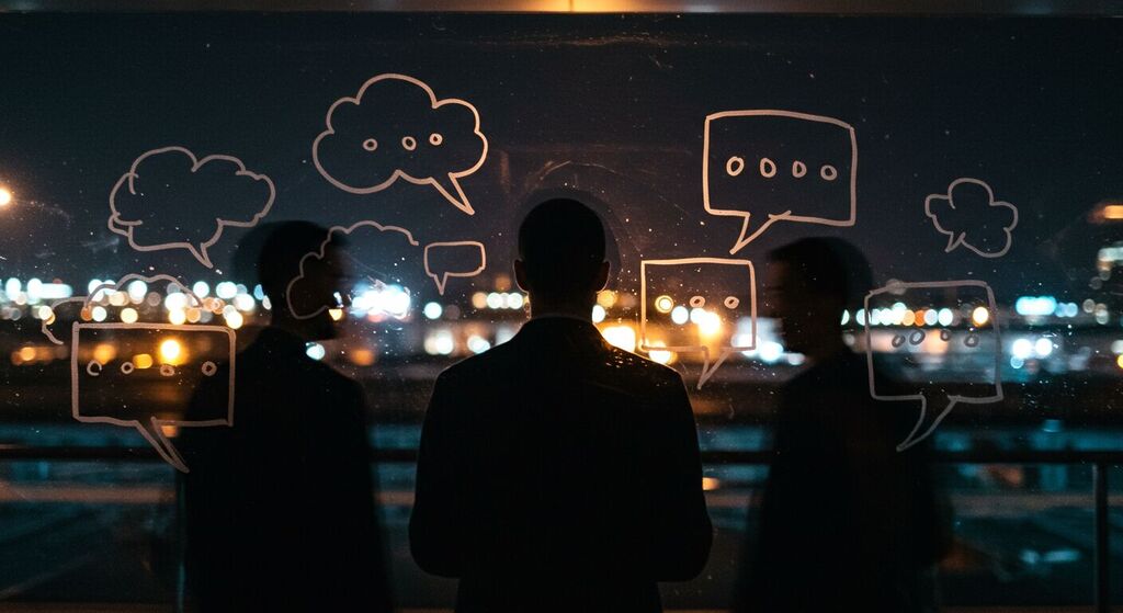 Silhuetas em movimento atrás de vidro com balões de fala desenhados, ilustrando o storytelling e a comunicação autêntica no branding de marca