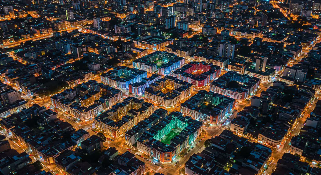 Vista aérea de Belo Horizonte com telhados formando logotipo em paleta de cores de branding e design gráfico