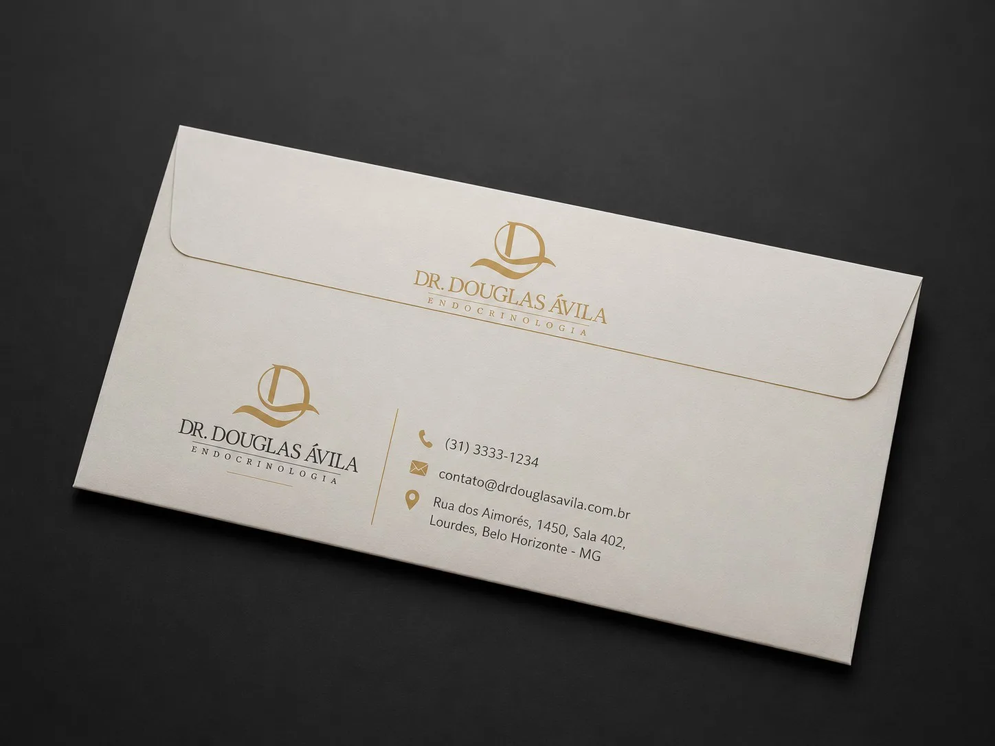 Envelope ofício branco com identidade visual de endocrinologista em preto e dourado
