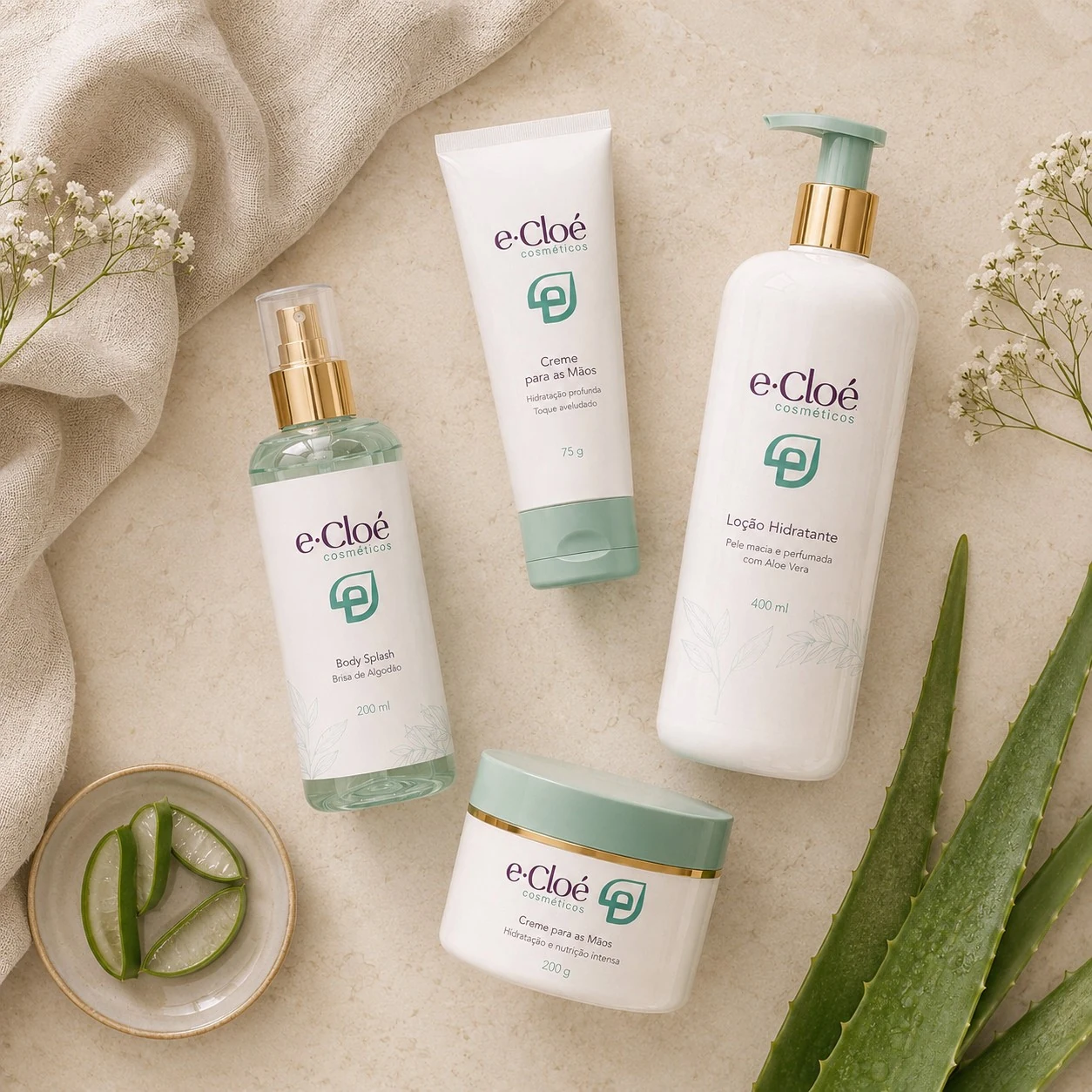 Linha de produtos da e·Cloé Cosméticos com rótulos em tons claros, verde e vinho.