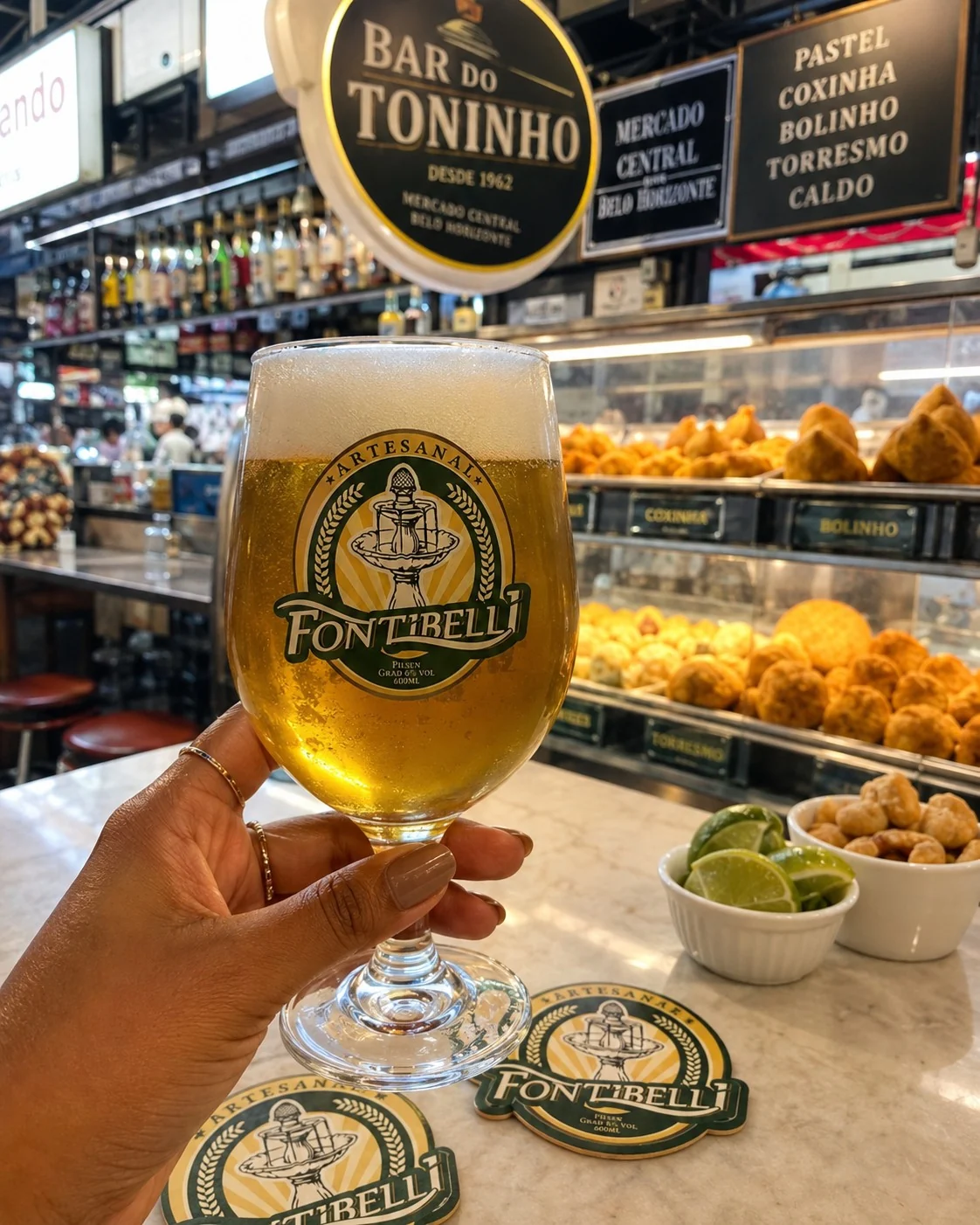Copo de cerveja Fontibelli com identidade visual e porta-copos em ambientação conceitual.